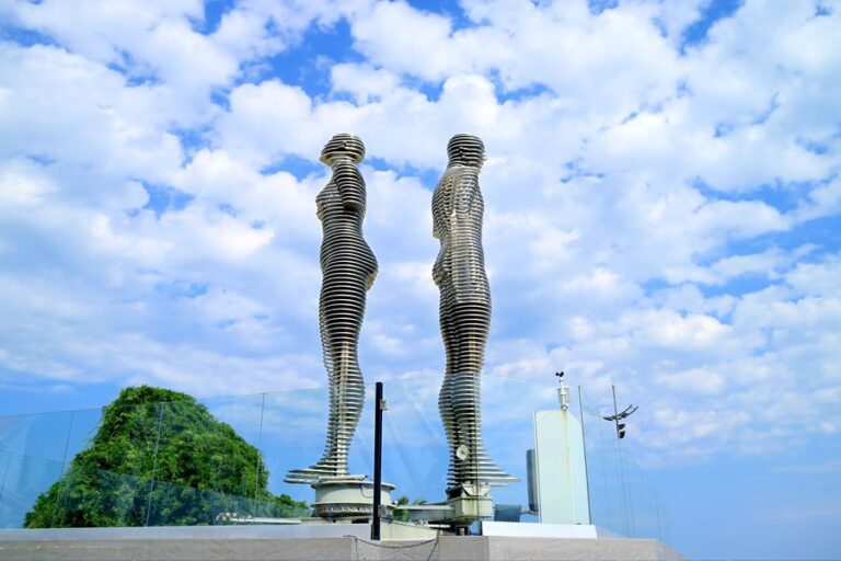 moving-sculpture-ali-nino-from-tragedy-love-story-batumi-city-georgia
